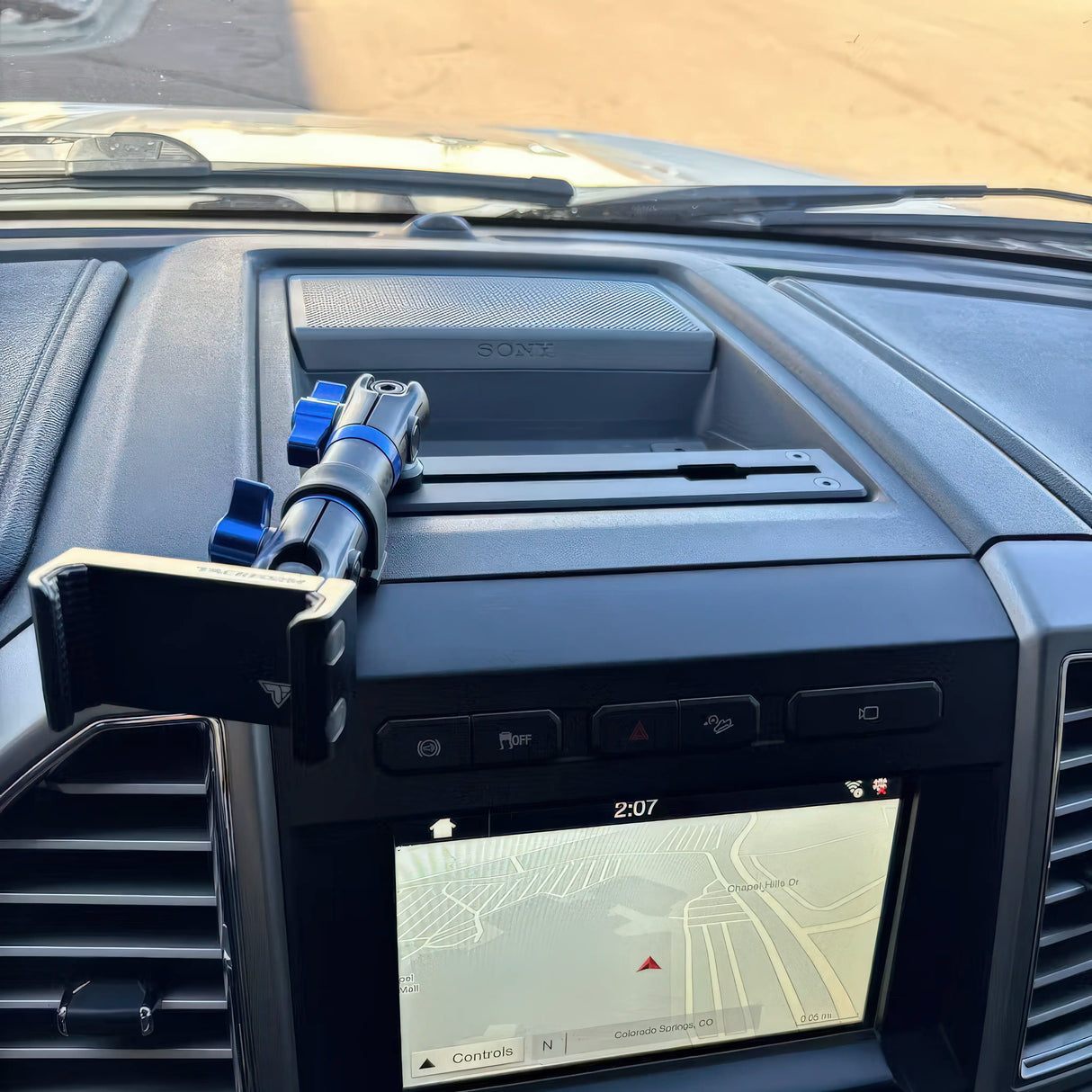 ‘15-‘20 Ford F-150, ‘17-‘22 Super Duty, ‘18-‘21 Expedition (See Compatibility Info For Year/Trim Details) Tackform Slim Track Dash Bracket With 20LITE Phone & Tablet Mounts